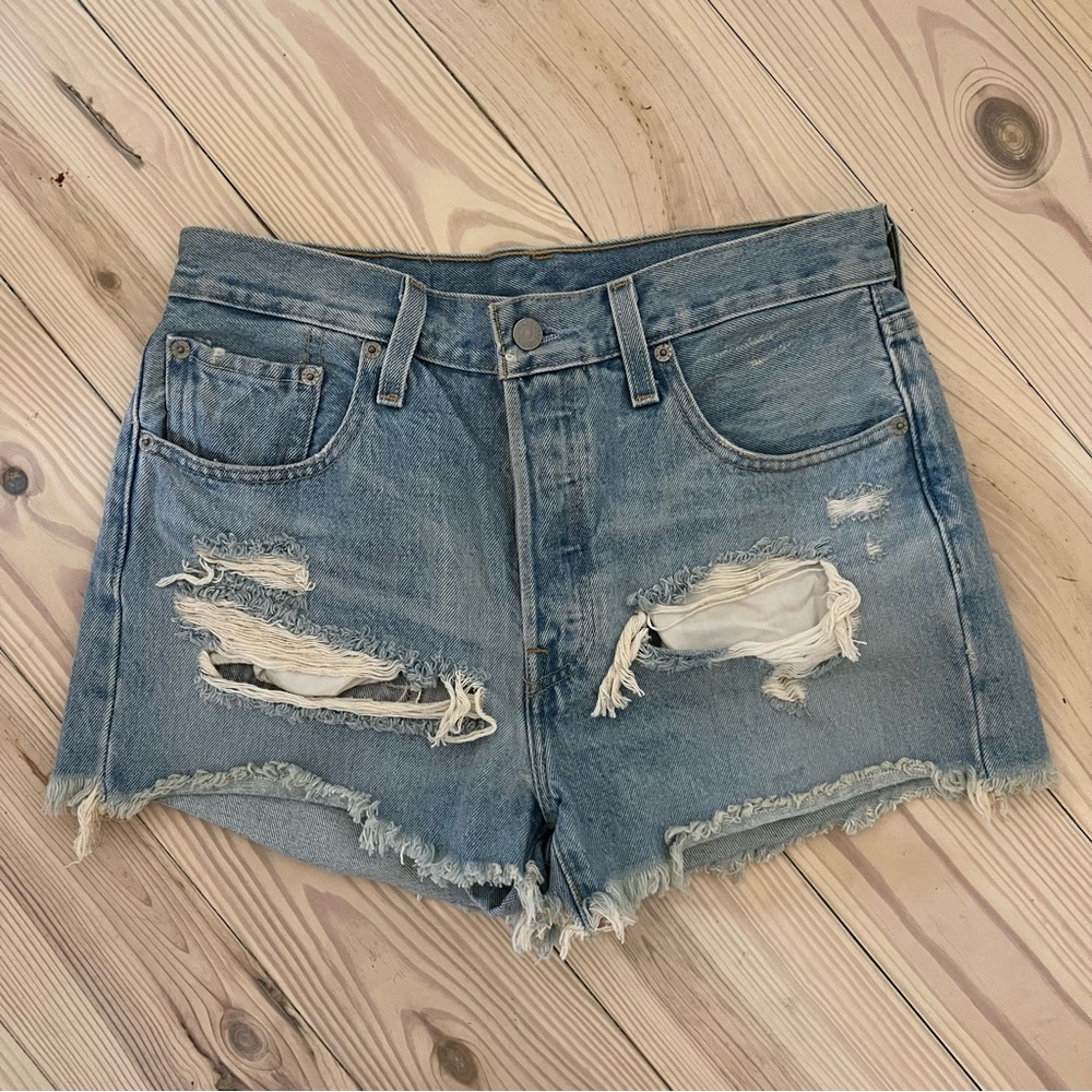 Levi’s NWOT Distressed 501 Shorts